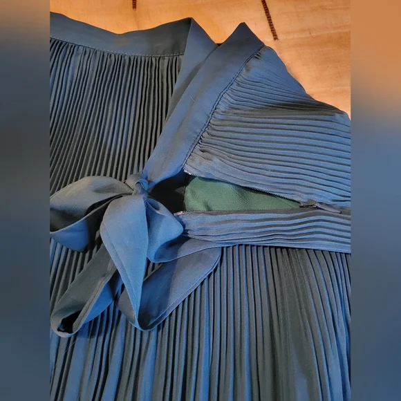 SUGAR LIPS Vibrant Blue Pleated Skirt S - Picture 8 of 10